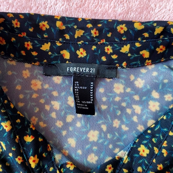 Mesh fabric. Size variations is: S/M/L. Forever 21, Sweet Rain. - Picture 5 of 7